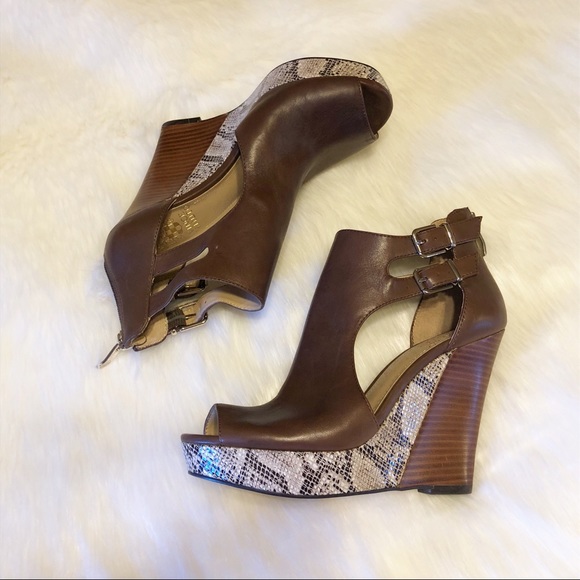 vince camuto lereena cut out wedge